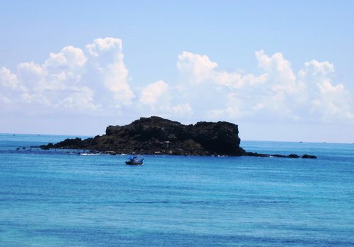 Hòn Tranh nhìn từ đảo Phú Quý